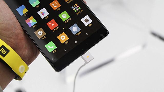 danh gia dien thoai xiaomi mi mix 4 1 - Xiaomi Mi Mix: Smartphone cao cấp không viền màn hình