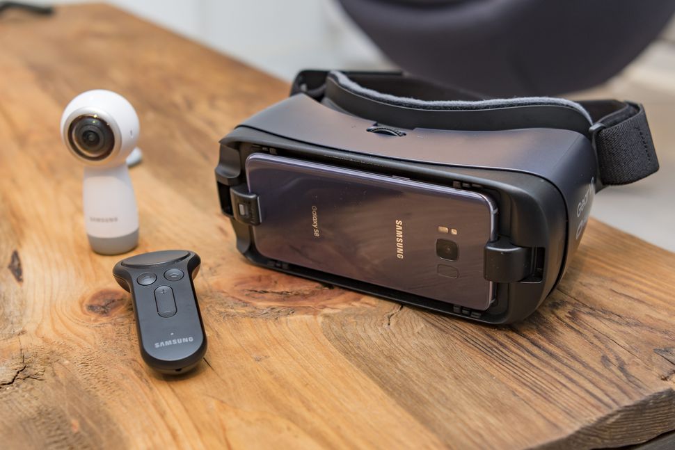 kinh-thuc-te-ao-Samsung-Gear-VR